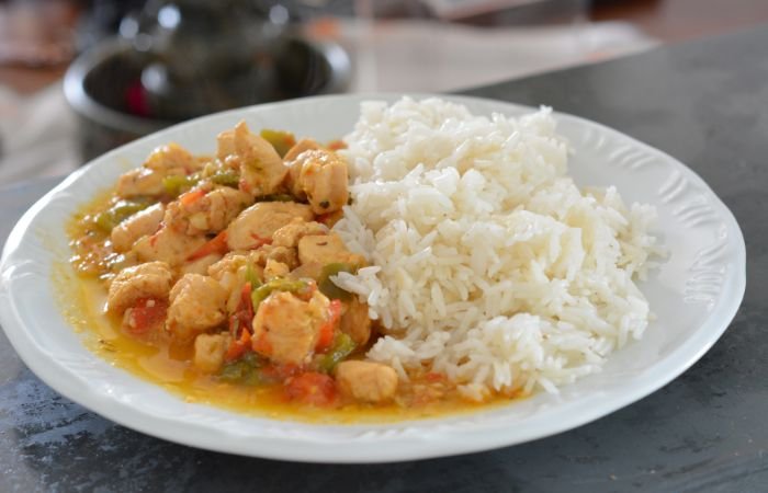 A healthy dinner of white rice and chicken sauce